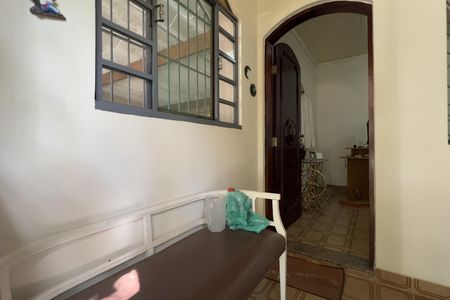 Casa à venda com 250m², 2 quartos e 2 vagas Casa à venda com 250m², 2 quartos e 2 vagasEntrada