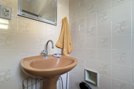 Casa à venda com 250m², 2 quartos e 2 vagas Casa à venda com 250m², 2 quartos e 2 vagasBanheiro