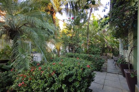 Casa de condomínio à venda com 650m², 4 quartos e 4 vagas Casa de condomínio à venda com 650m², 4 quartos e 4 vagasQuintal