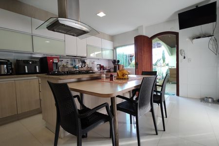 Casa de condomínio à venda com 650m², 4 quartos e 4 vagas Casa de condomínio à venda com 650m², 4 quartos e 4 vagasCozinha