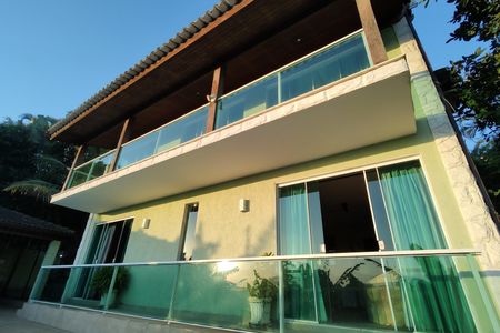 Casa de condomínio à venda com 650m², 4 quartos e 4 vagas Casa de condomínio à venda com 650m², 4 quartos e 4 vagasFachada Fundos Casa