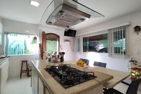 Cozinha  de casa de condomínio à venda com 4 quartos, 650m² em Jacarepaguá, Rio de Janeiro