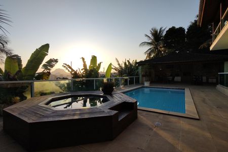Casa de condomínio à venda com 650m², 4 quartos e 4 vagas Casa de condomínio à venda com 650m², 4 quartos e 4 vagasÁrea comum - Piscina