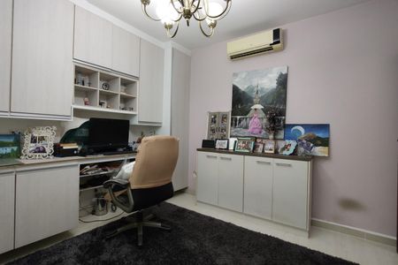 Casa de condomínio à venda com 650m², 4 quartos e 4 vagas Casa de condomínio à venda com 650m², 4 quartos e 4 vagasEscritório