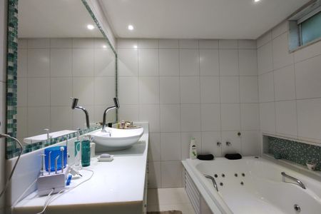 Casa de condomínio à venda com 650m², 4 quartos e 4 vagas Casa de condomínio à venda com 650m², 4 quartos e 4 vagasBanheiro da Suíte 2