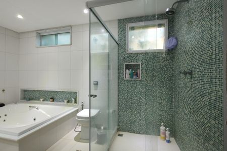 Casa de condomínio à venda com 650m², 4 quartos e 4 vagas Casa de condomínio à venda com 650m², 4 quartos e 4 vagasBanheiro da Suíte 2