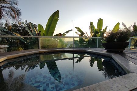 Casa de condomínio à venda com 650m², 4 quartos e 4 vagas Casa de condomínio à venda com 650m², 4 quartos e 4 vagasJacuzzi