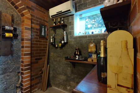 Casa de condomínio à venda com 650m², 4 quartos e 4 vagas Casa de condomínio à venda com 650m², 4 quartos e 4 vagasAdega
