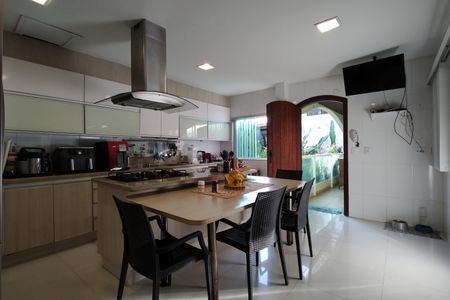 Casa de condomínio à venda com 650m², 4 quartos e 4 vagas Casa de condomínio à venda com 650m², 4 quartos e 4 vagasCozinha