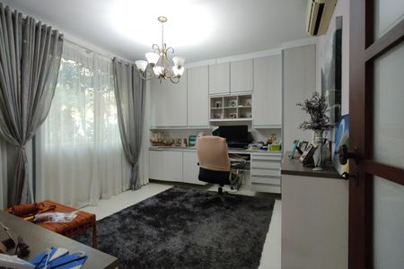 Casa de condomínio à venda com 650m², 4 quartos e 4 vagas Casa de condomínio à venda com 650m², 4 quartos e 4 vagasEscritório