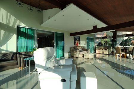 Casa de condomínio à venda com 650m², 4 quartos e 4 vagas Casa de condomínio à venda com 650m², 4 quartos e 4 vagasVaranda da Sala