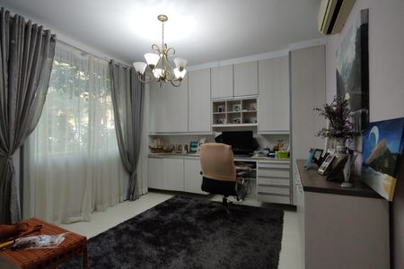 Casa de condomínio à venda com 650m², 4 quartos e 4 vagas Casa de condomínio à venda com 650m², 4 quartos e 4 vagasEscritório
