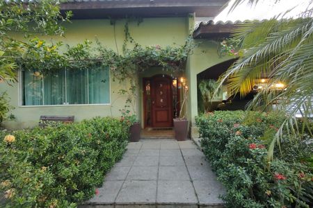 Casa de condomínio à venda com 650m², 4 quartos e 4 vagas Casa de condomínio à venda com 650m², 4 quartos e 4 vagasFachada Frente Casa