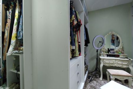 Casa de condomínio à venda com 650m², 4 quartos e 4 vagas Casa de condomínio à venda com 650m², 4 quartos e 4 vagasCloset da suíte 2