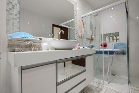 Casa de condomínio à venda com 650m², 4 quartos e 4 vagas Casa de condomínio à venda com 650m², 4 quartos e 4 vagasBanheiro da Suíte 4