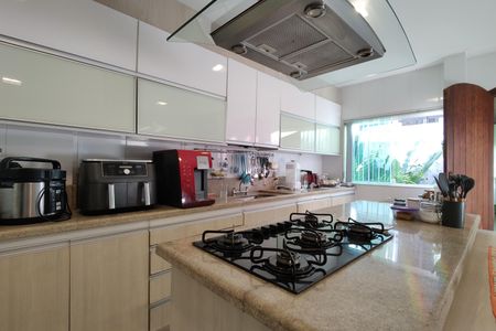 Casa de condomínio à venda com 650m², 4 quartos e 4 vagas Casa de condomínio à venda com 650m², 4 quartos e 4 vagasCozinha