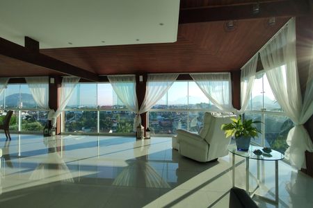 Casa de condomínio à venda com 650m², 4 quartos e 4 vagas Casa de condomínio à venda com 650m², 4 quartos e 4 vagasVaranda da Sala
