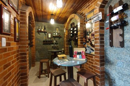 Casa de condomínio à venda com 650m², 4 quartos e 4 vagas Casa de condomínio à venda com 650m², 4 quartos e 4 vagasAdega