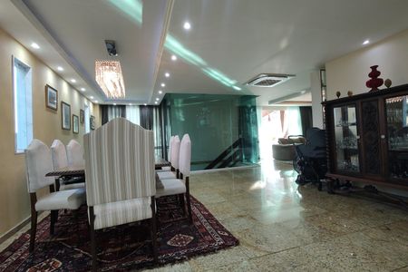 Casa de condomínio à venda com 650m², 4 quartos e 4 vagas Casa de condomínio à venda com 650m², 4 quartos e 4 vagasSala 1