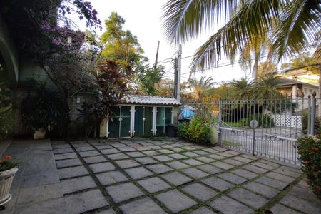 Casa de condomínio à venda com 650m², 4 quartos e 4 vagas Casa de condomínio à venda com 650m², 4 quartos e 4 vagasQuintal