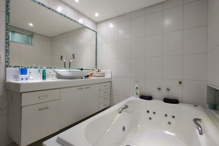 Casa de condomínio à venda com 650m², 4 quartos e 4 vagas Casa de condomínio à venda com 650m², 4 quartos e 4 vagasBanheiro da Suíte 2