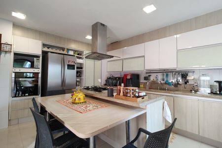 Casa de condomínio à venda com 650m², 4 quartos e 4 vagas Casa de condomínio à venda com 650m², 4 quartos e 4 vagasCozinha