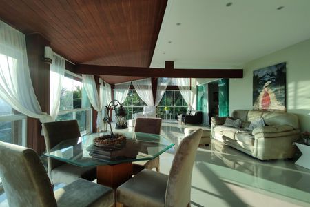 Casa de condomínio à venda com 650m², 4 quartos e 4 vagas Casa de condomínio à venda com 650m², 4 quartos e 4 vagasVaranda da Sala