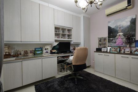 Casa de condomínio à venda com 650m², 4 quartos e 4 vagas Casa de condomínio à venda com 650m², 4 quartos e 4 vagasEscritório
