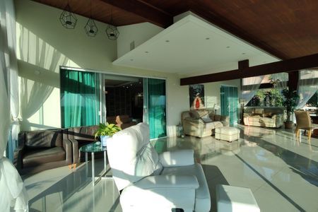 Casa de condomínio à venda com 650m², 4 quartos e 4 vagas Casa de condomínio à venda com 650m², 4 quartos e 4 vagasVaranda da Sala
