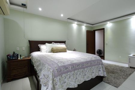 Casa de condomínio à venda com 650m², 4 quartos e 4 vagas Casa de condomínio à venda com 650m², 4 quartos e 4 vagasSuíte 2