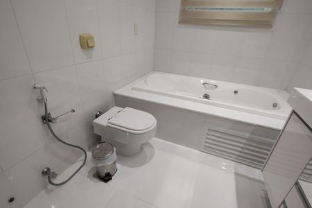 Casa de condomínio à venda com 650m², 4 quartos e 4 vagas Casa de condomínio à venda com 650m², 4 quartos e 4 vagasBanheiro da Suíte 4