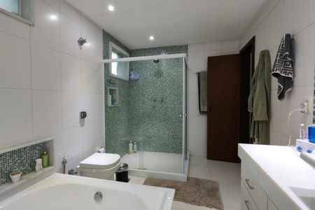 Casa de condomínio à venda com 650m², 4 quartos e 4 vagas Casa de condomínio à venda com 650m², 4 quartos e 4 vagasBanheiro da Suíte 2