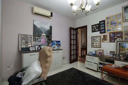 Casa de condomínio à venda com 650m², 4 quartos e 4 vagas Casa de condomínio à venda com 650m², 4 quartos e 4 vagasEscritório