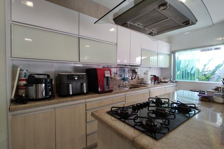 Casa de condomínio à venda com 650m², 4 quartos e 4 vagas Casa de condomínio à venda com 650m², 4 quartos e 4 vagasCozinha