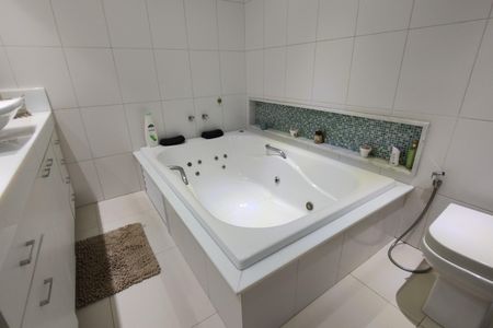 Casa de condomínio à venda com 650m², 4 quartos e 4 vagas Casa de condomínio à venda com 650m², 4 quartos e 4 vagasBanheiro da Suíte 2