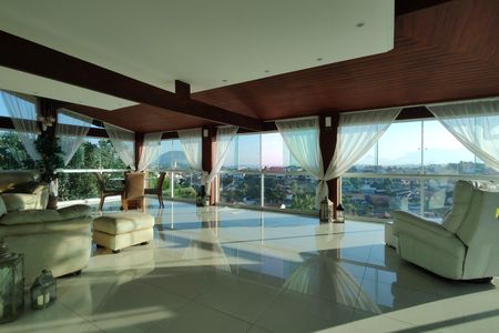 Casa de condomínio à venda com 650m², 4 quartos e 4 vagas Casa de condomínio à venda com 650m², 4 quartos e 4 vagasVaranda da Sala