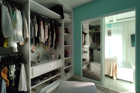 Casa de condomínio à venda com 650m², 4 quartos e 4 vagas Casa de condomínio à venda com 650m², 4 quartos e 4 vagasCloset da suíte 1