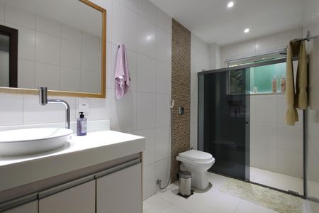 Casa de condomínio à venda com 650m², 4 quartos e 4 vagas Casa de condomínio à venda com 650m², 4 quartos e 4 vagasBanheiro da Suíte 3