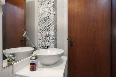 Casa de condomínio à venda com 650m², 4 quartos e 4 vagas Casa de condomínio à venda com 650m², 4 quartos e 4 vagasLavabo 2