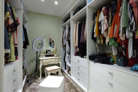 Casa de condomínio à venda com 650m², 4 quartos e 4 vagas Casa de condomínio à venda com 650m², 4 quartos e 4 vagasCloset da suíte 2