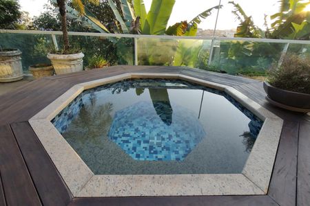 Casa de condomínio à venda com 650m², 4 quartos e 4 vagas Casa de condomínio à venda com 650m², 4 quartos e 4 vagasJacuzzi