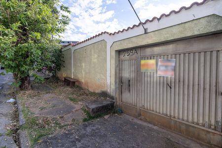 Casa à venda com 360m², 3 quartos e 1 vaga Casa à venda com 360m², 3 quartos e 1 vagaFachada
