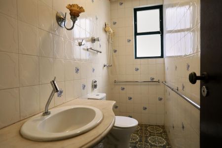 Casa para alugar com 400m², 4 quartos e 4 vagasBanheiro 1