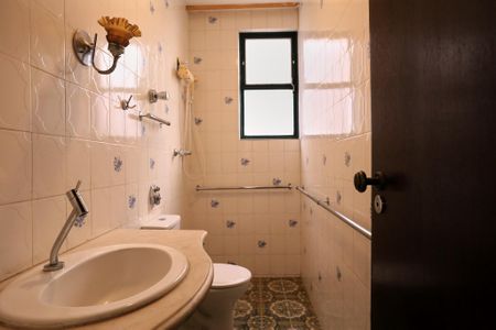 Casa para alugar com 400m², 4 quartos e 4 vagasBanheiro 1