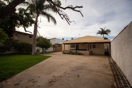 Casa para alugar com 1000m², 3 quartos e 5 vagas Casa para alugar com 1000m², 3 quartos e 5 vagasFachada