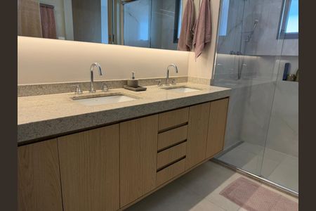 Apartamento à venda com 155m², 4 quartos e 3 vagas Apartamento à venda com 155m², 4 quartos e 3 vagasBanheiro social