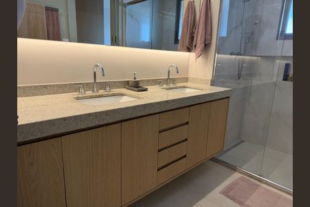 Apartamento à venda com 155m², 4 quartos e 3 vagas Apartamento à venda com 155m², 4 quartos e 3 vagasBanheiro social