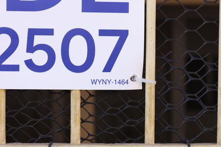 Casa à venda com 180m², 5 quartos e 2 vagasPlaca instalada no portão do imóvel - Código da placa: WYNY-1464