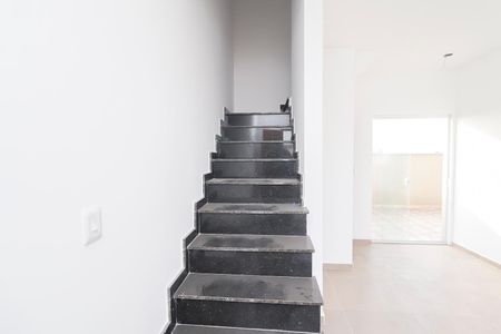 Apartamento à venda com 62m², 2 quartos e 1 vagaEscada