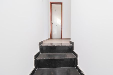 Apartamento à venda com 62m², 2 quartos e 1 vagaEscada